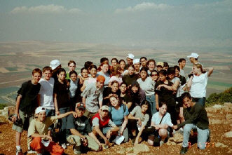 Schechter_and_Beit_Shean_kids_on_Har_Arbel.jpg (179521 bytes)