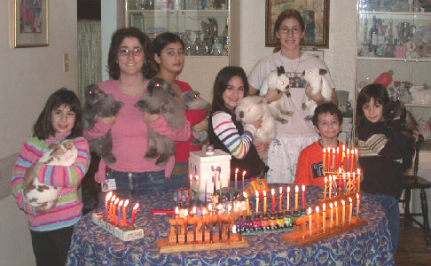 chanukkah_2002_kids_bunnies.jpg (374429 bytes)