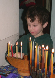 matt_chanukkah_candles_120602.jpg (103584 bytes)